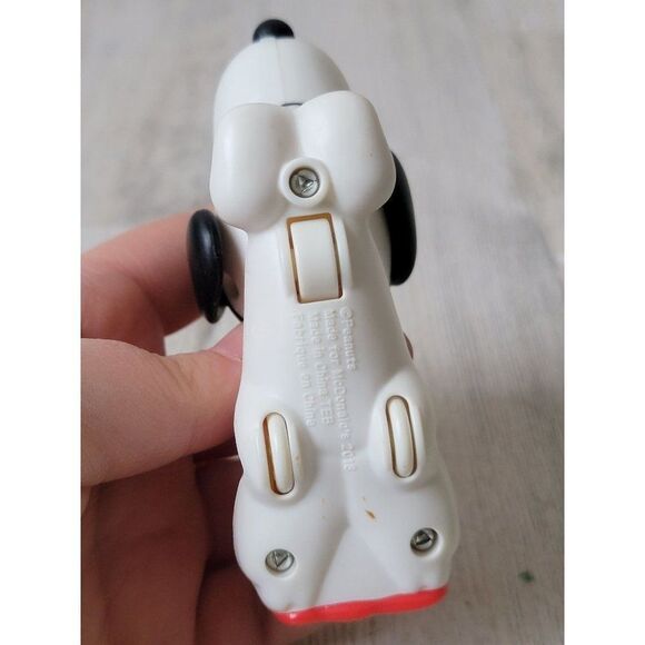 McDonald's 2013 superhero Snoopy keychain toy figure - Picture 4 of 4